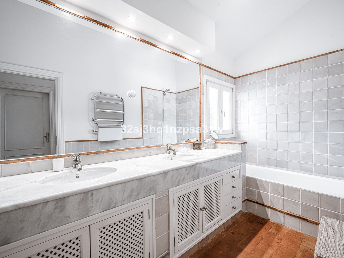 Se vende Villa - Chalet de 5 dormitorios en Costa Del Sol, Cadiz, España