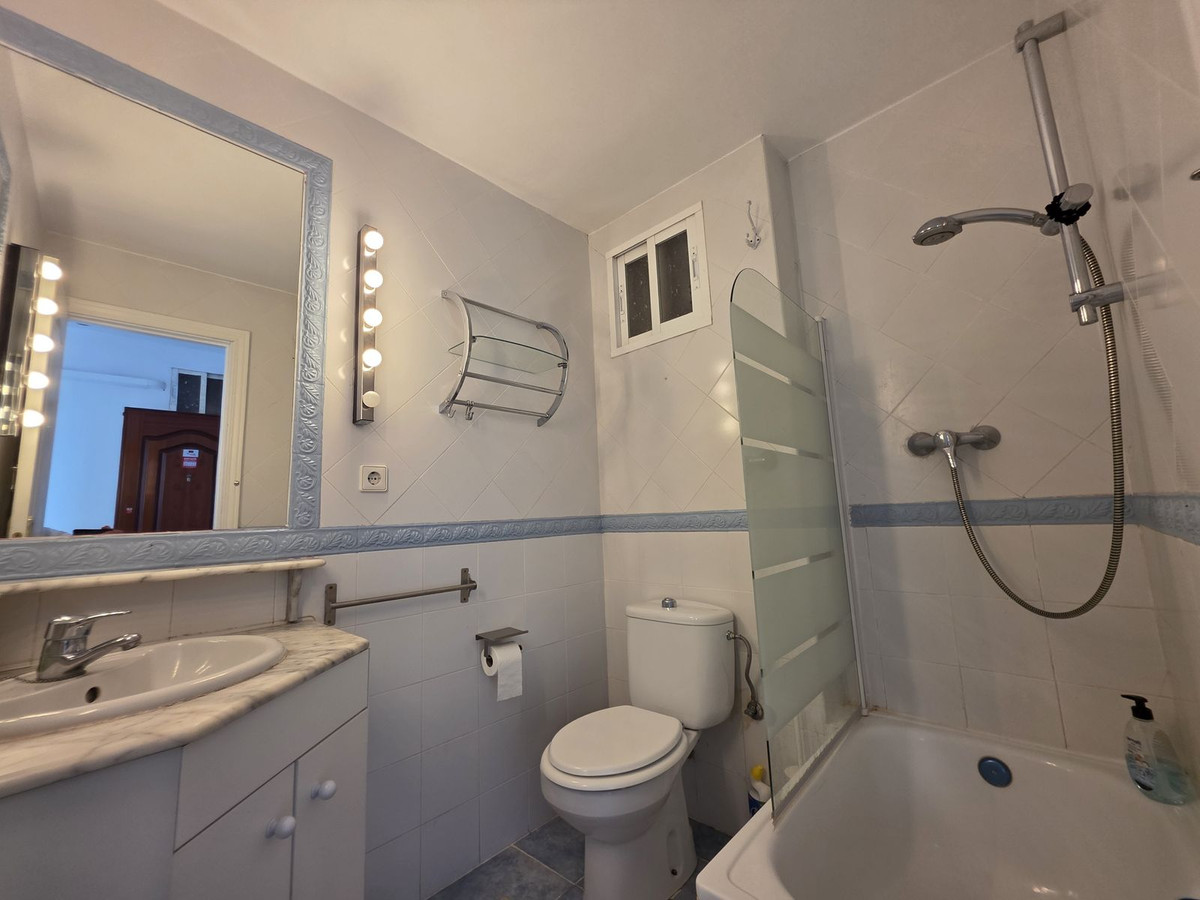 Se vende Apartamento Planta Media de 2 dormitorios en Costa Del Sol, Málaga, España