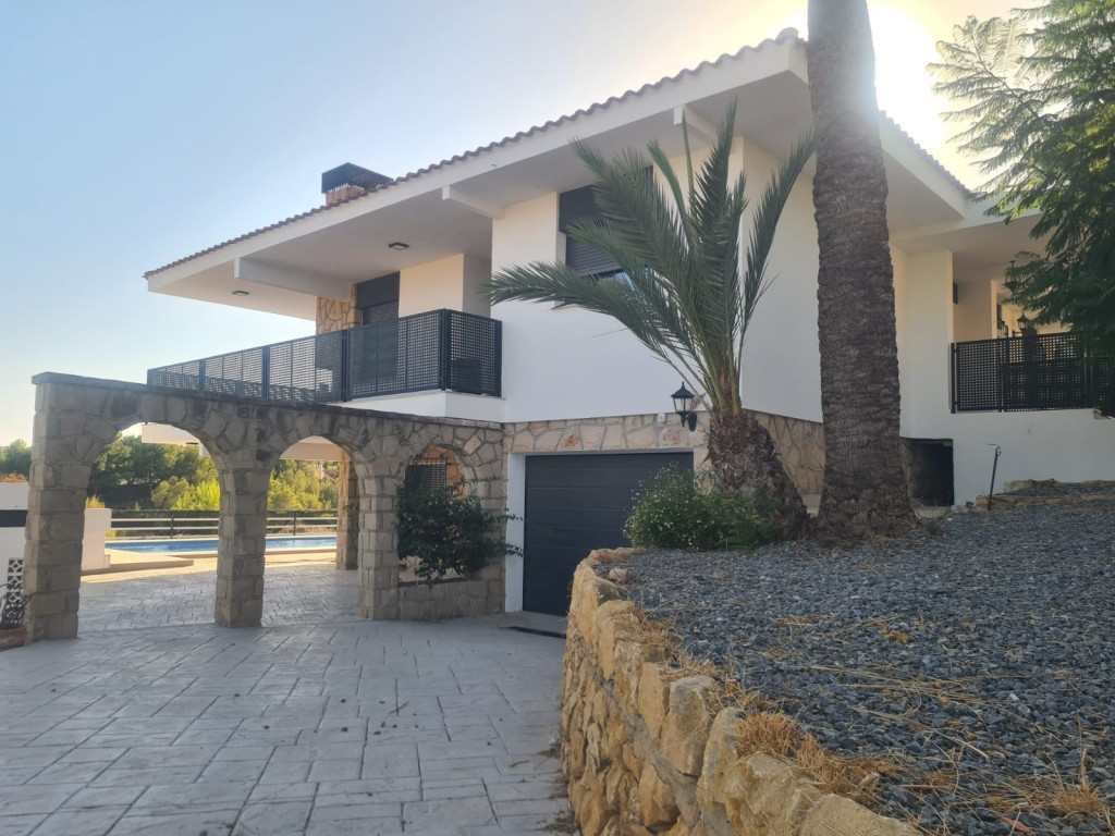 5 Bed Townhouse for sale in La Nucia Costa Blanca, Alicante, Spain