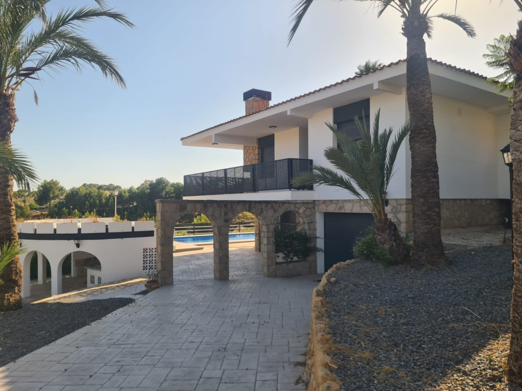 5 Bed Townhouse for sale in La Nucia Costa Blanca, Alicante, Spain