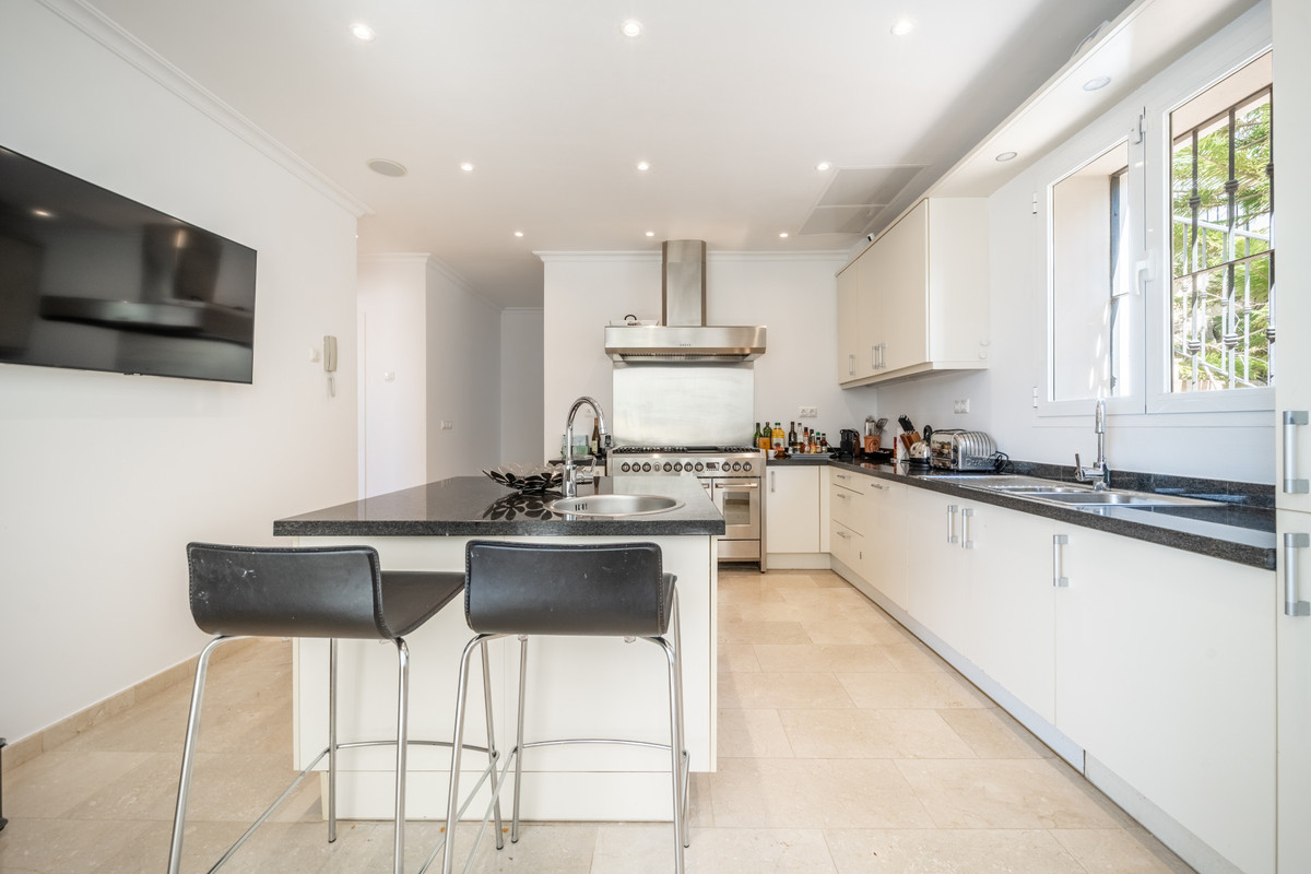 4 Bed Townhouse for sale in Istán Costa Del Sol, Málaga, Spain