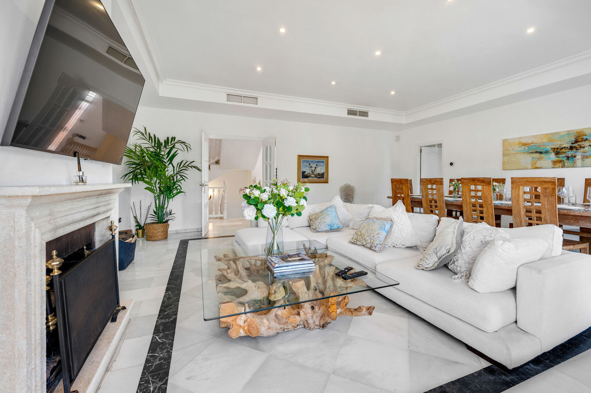 Se vende Villa - Chalet de 5 dormitorios en Costa Del Sol, Cadiz, España