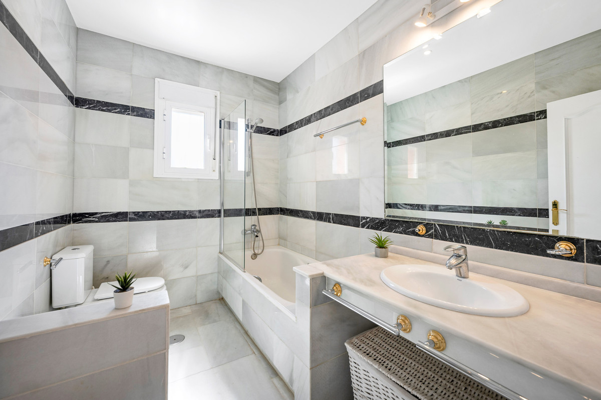 Se vende Villa - Chalet de 5 dormitorios en Costa Del Sol, Cadiz, España