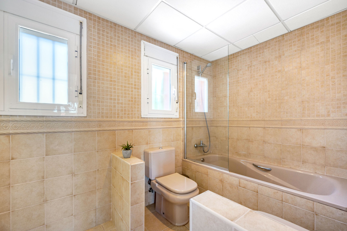 Se vende Villa - Chalet de 5 dormitorios en Costa Del Sol, Cadiz, España