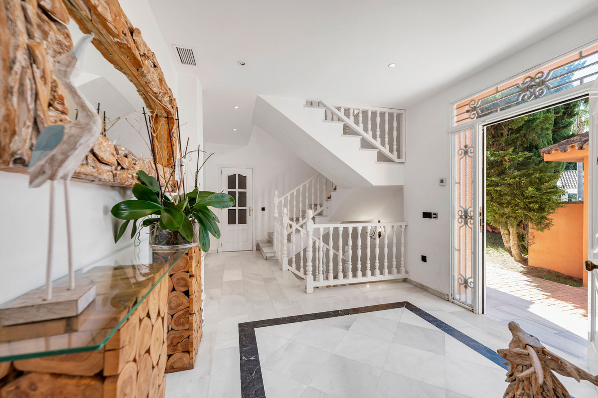 Se vende Villa - Chalet de 5 dormitorios en Costa Del Sol, Cadiz, España