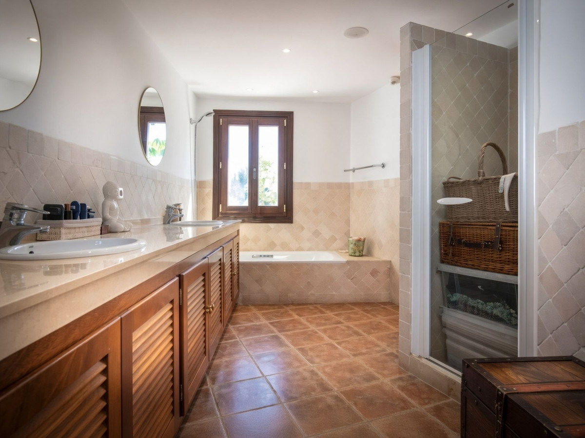 4 Bed Townhouse for sale in El Paraiso Costa Del Sol, Málaga, Spain