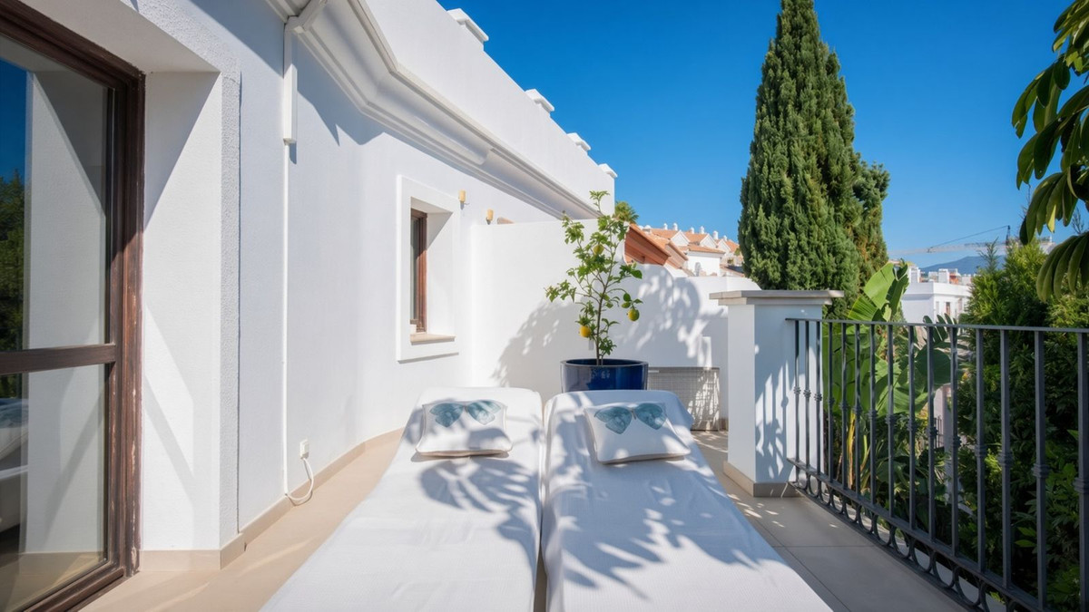 4 Bed Townhouse for sale in El Paraiso Costa Del Sol, Málaga, Spain