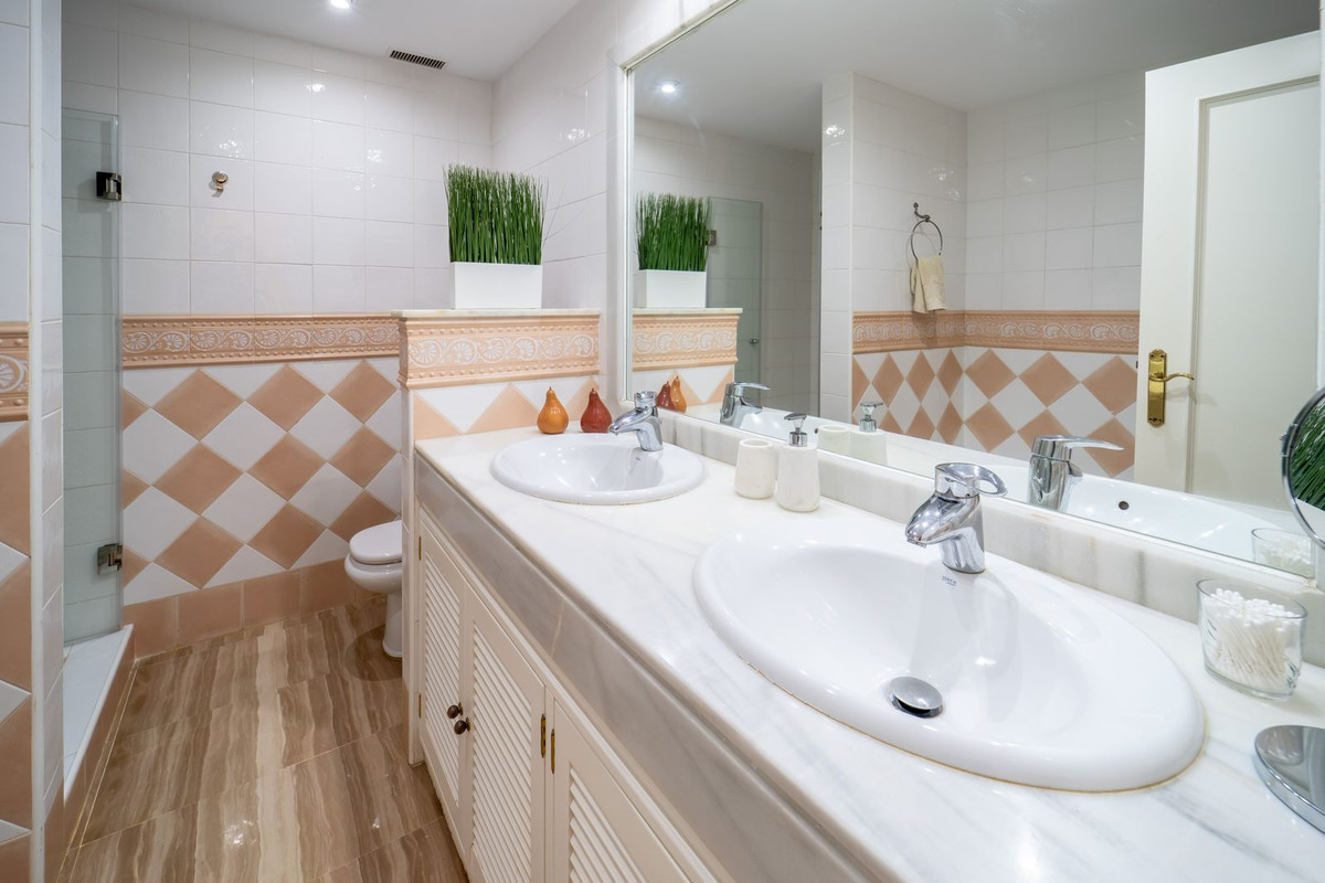Se vende Apartamento Planta Media de 3 dormitorios en Costa Del Sol, Málaga, España
