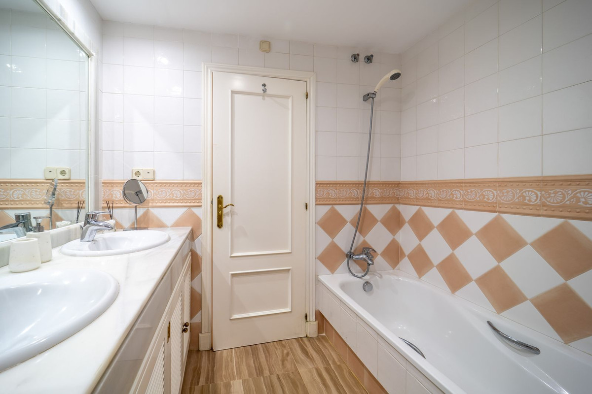 Se vende Apartamento Planta Media de 3 dormitorios en Costa Del Sol, Málaga, España