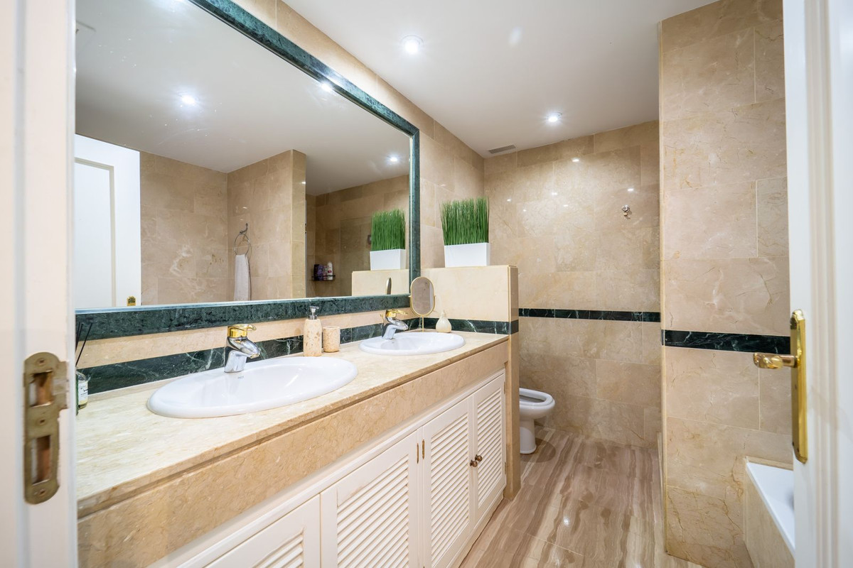 Se vende Apartamento Planta Media de 3 dormitorios en Costa Del Sol, Málaga, España