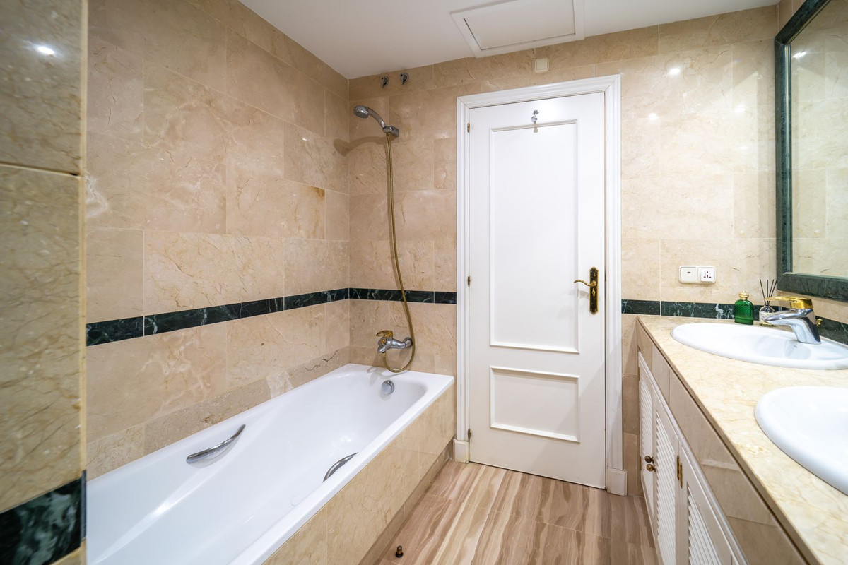 Se vende Apartamento Planta Media de 3 dormitorios en Costa Del Sol, Málaga, España