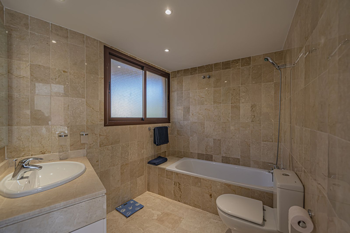 Se vende Apartamento en Planta Última de 3 dormitorios en Costa Del Sol, Málaga, España