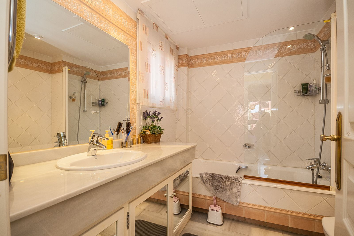 Se vende Apartamento Planta Media de 2 dormitorios en Costa Del Sol, Málaga, España