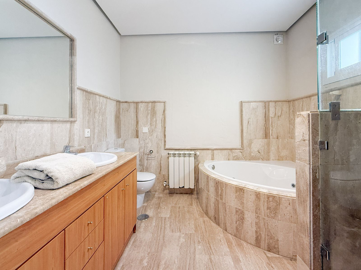 Se vende Villa - Chalet de 4 dormitorios en Costa Del Sol, Málaga, España