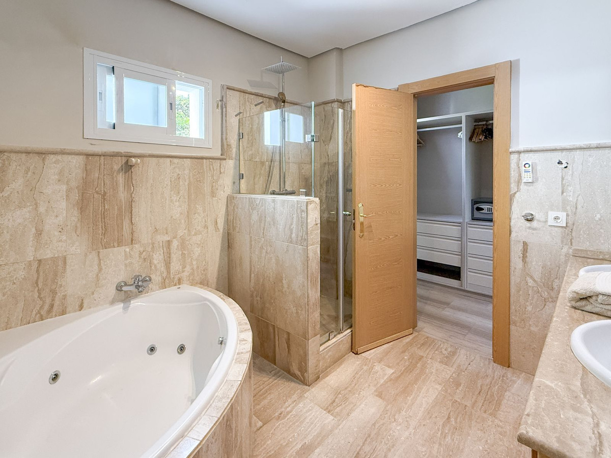 Se vende Villa - Chalet de 4 dormitorios en Costa Del Sol, Málaga, España