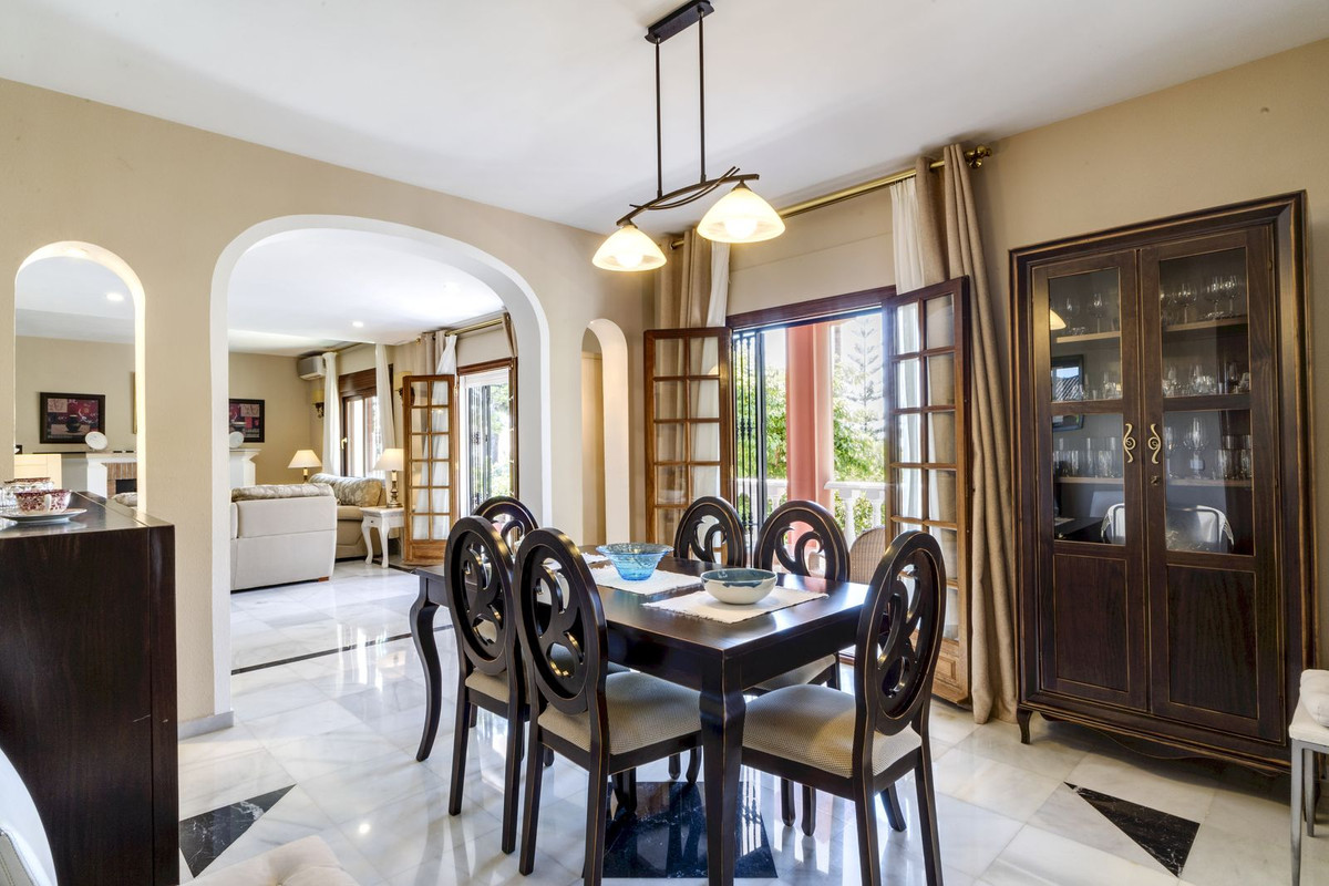 Se vende Villa - Chalet de 5 dormitorios en Costa Del Sol, Málaga, España