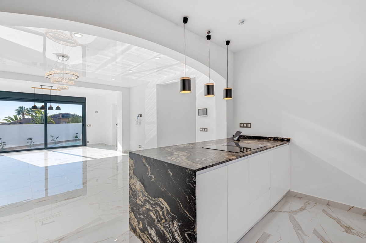 Se vende Villa - Chalet de 4 dormitorios en Costa Blanca, Alicante, España