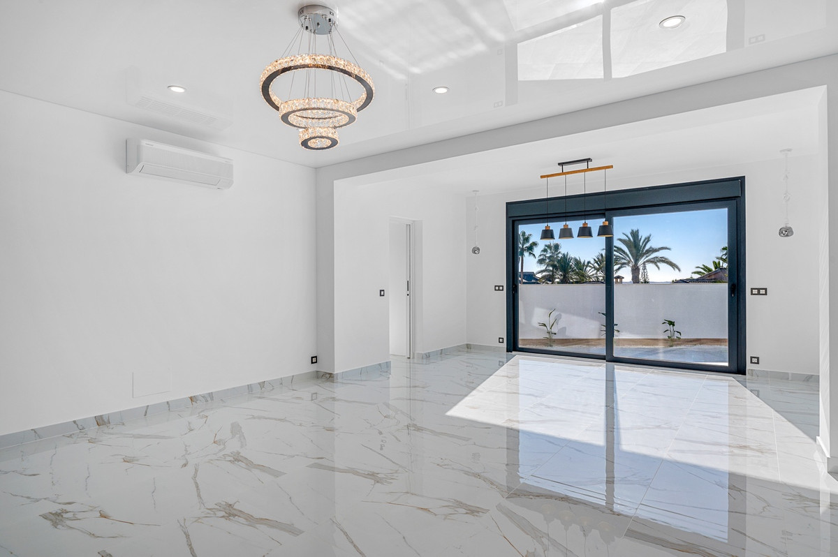 Se vende Villa - Chalet de 4 dormitorios en Costa Blanca, Alicante, España