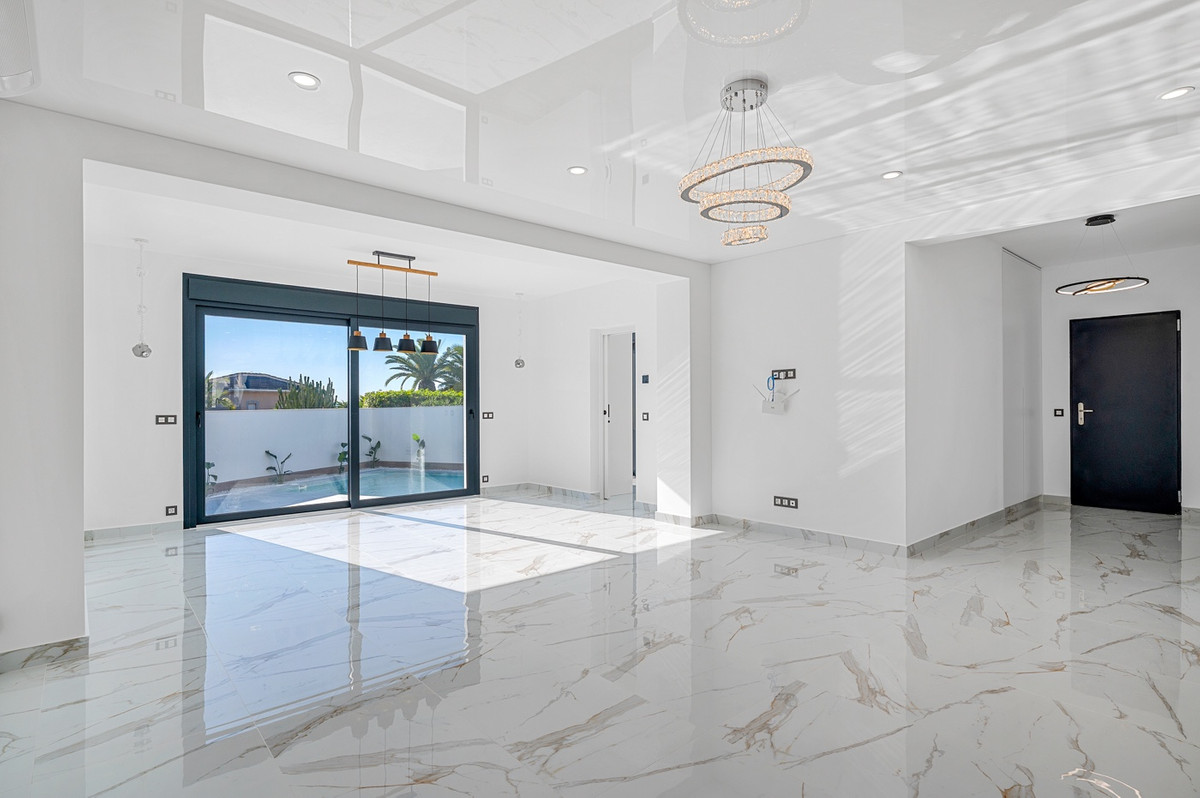Se vende Villa - Chalet de 4 dormitorios en Costa Blanca, Alicante, España