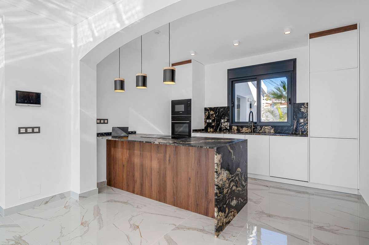 Se vende Villa - Chalet de 4 dormitorios en Costa Blanca, Alicante, España