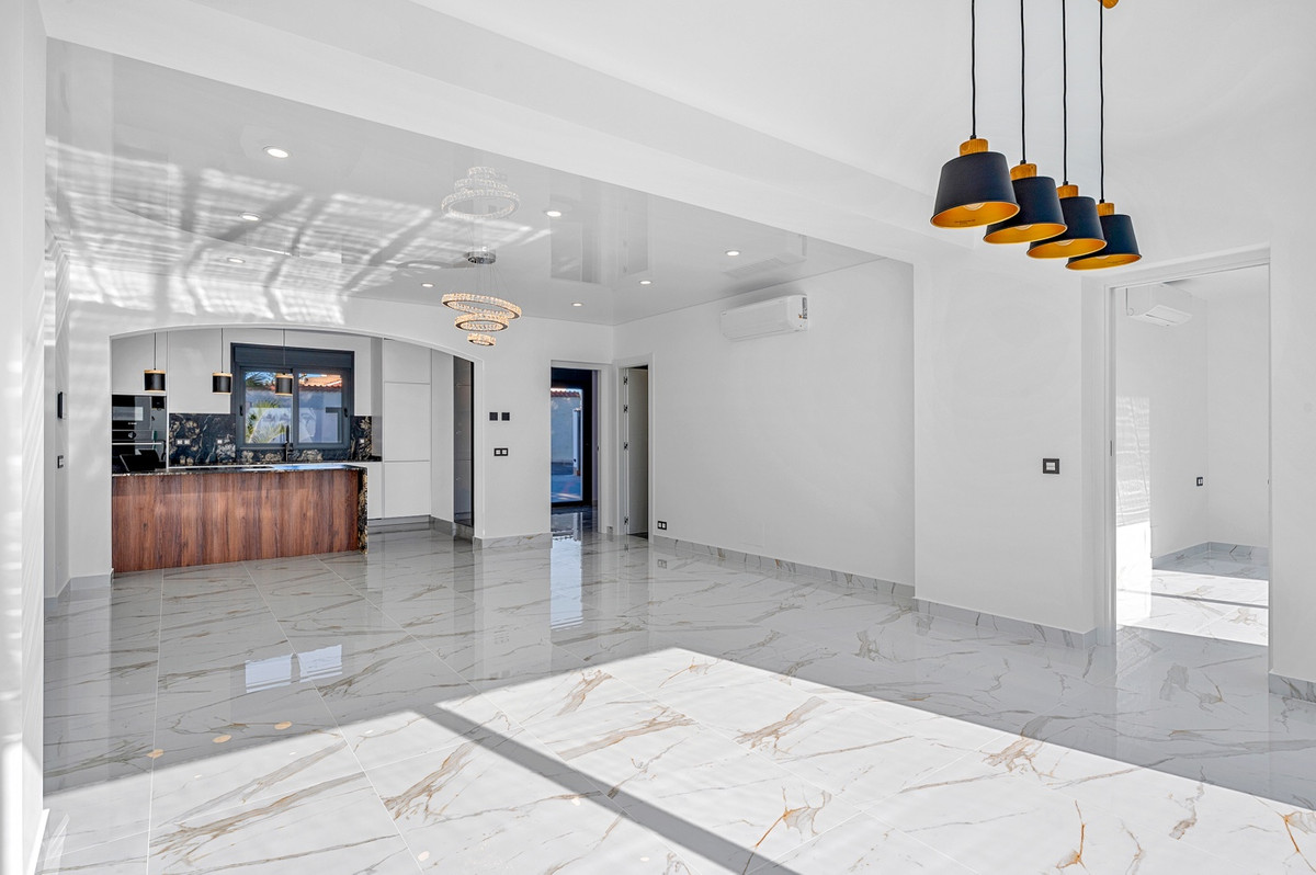 Se vende Villa - Chalet de 4 dormitorios en Costa Blanca, Alicante, España
