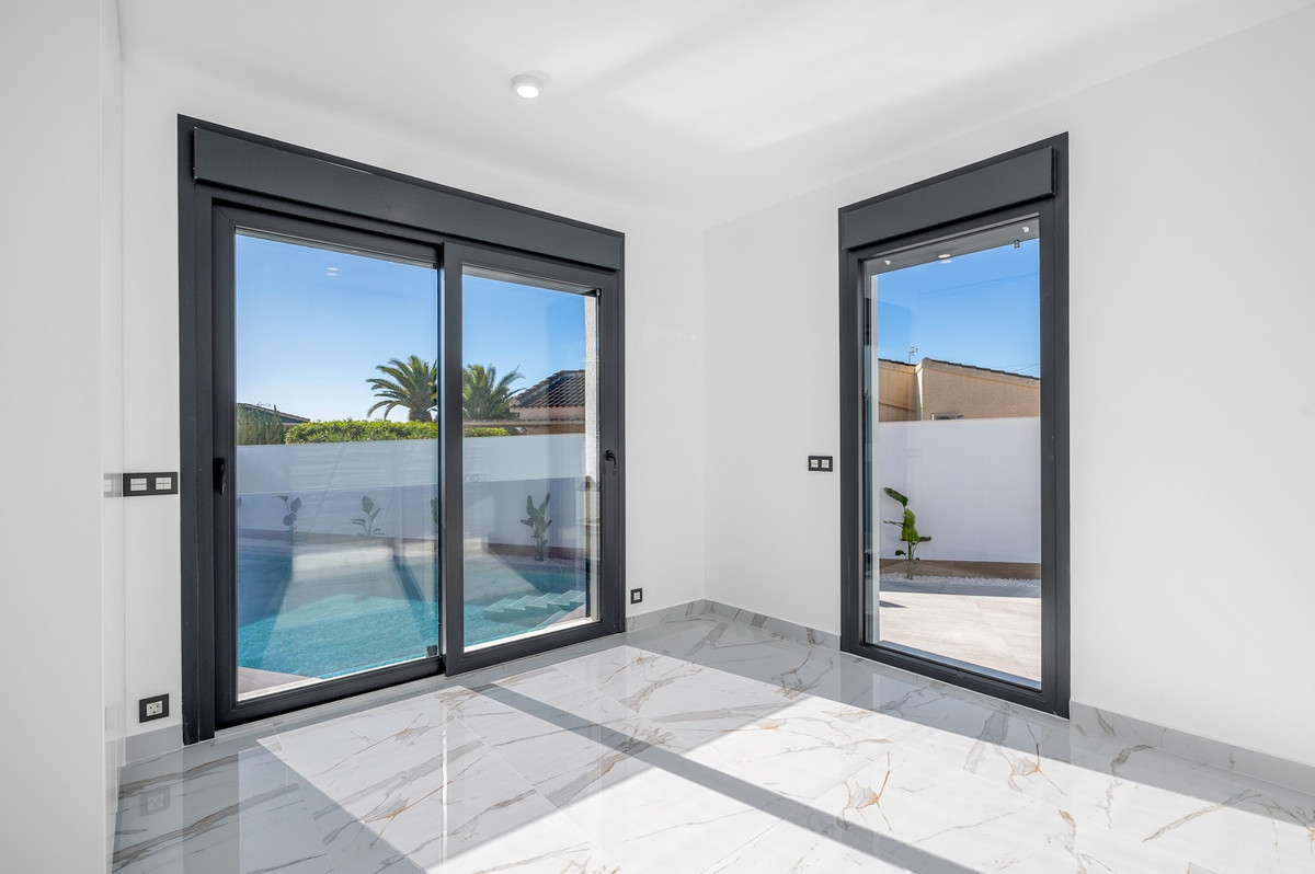 Se vende Villa - Chalet de 4 dormitorios en Costa Blanca, Alicante, España