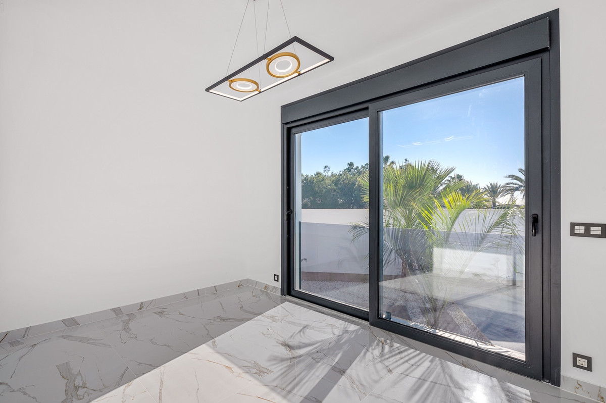 Se vende Villa - Chalet de 4 dormitorios en Costa Blanca, Alicante, España