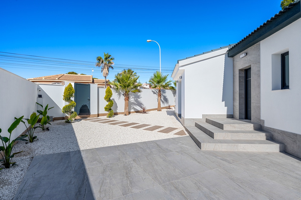Se vende Villa - Chalet de 4 dormitorios en Costa Blanca, Alicante, España