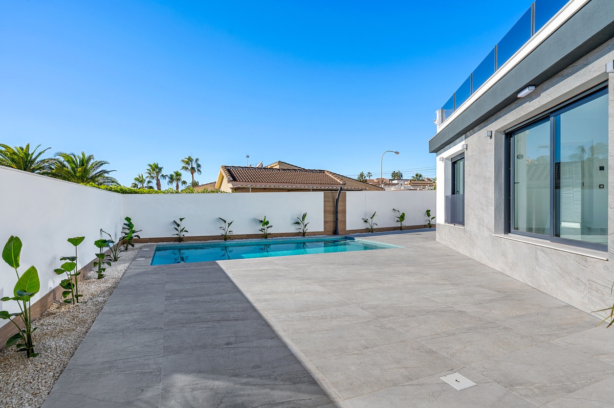 Se vende Villa - Chalet de 4 dormitorios en Costa Blanca, Alicante, España