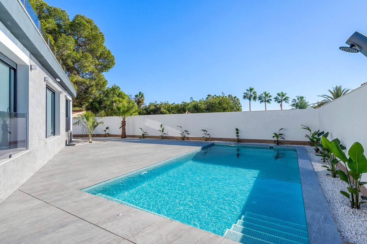 Se vende Villa - Chalet de 4 dormitorios en Costa Blanca, Alicante, España