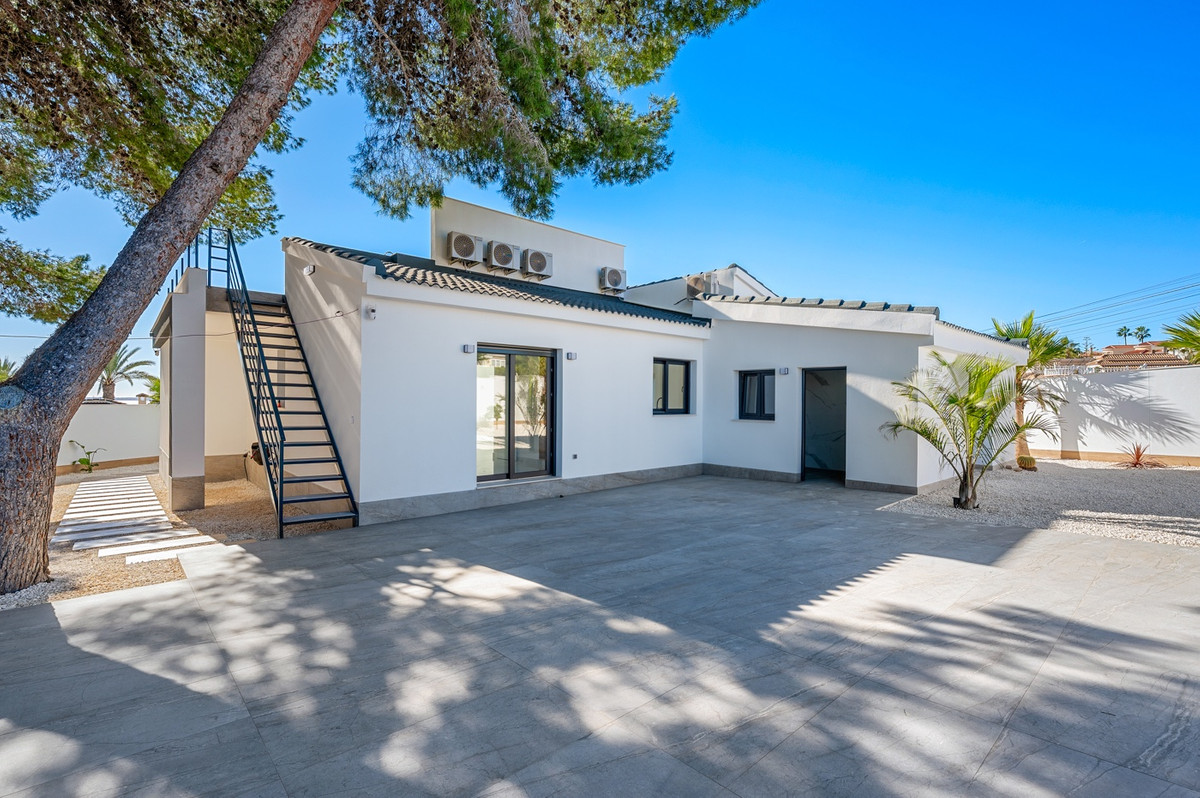 Se vende Villa - Chalet de 4 dormitorios en Costa Blanca, Alicante, España