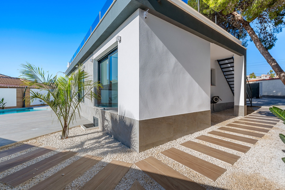 Se vende Villa - Chalet de 4 dormitorios en Costa Blanca, Alicante, España