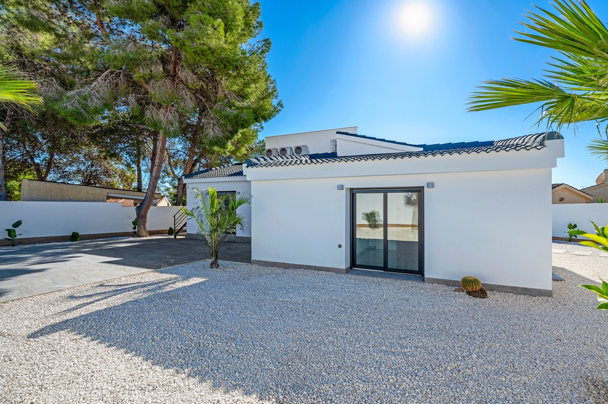 Se vende Villa - Chalet de 4 dormitorios en Costa Blanca, Alicante, España