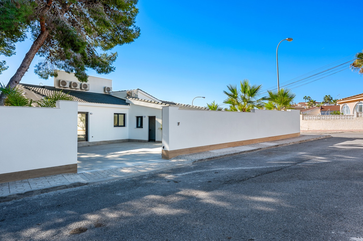 Se vende Villa - Chalet de 4 dormitorios en Costa Blanca, Alicante, España