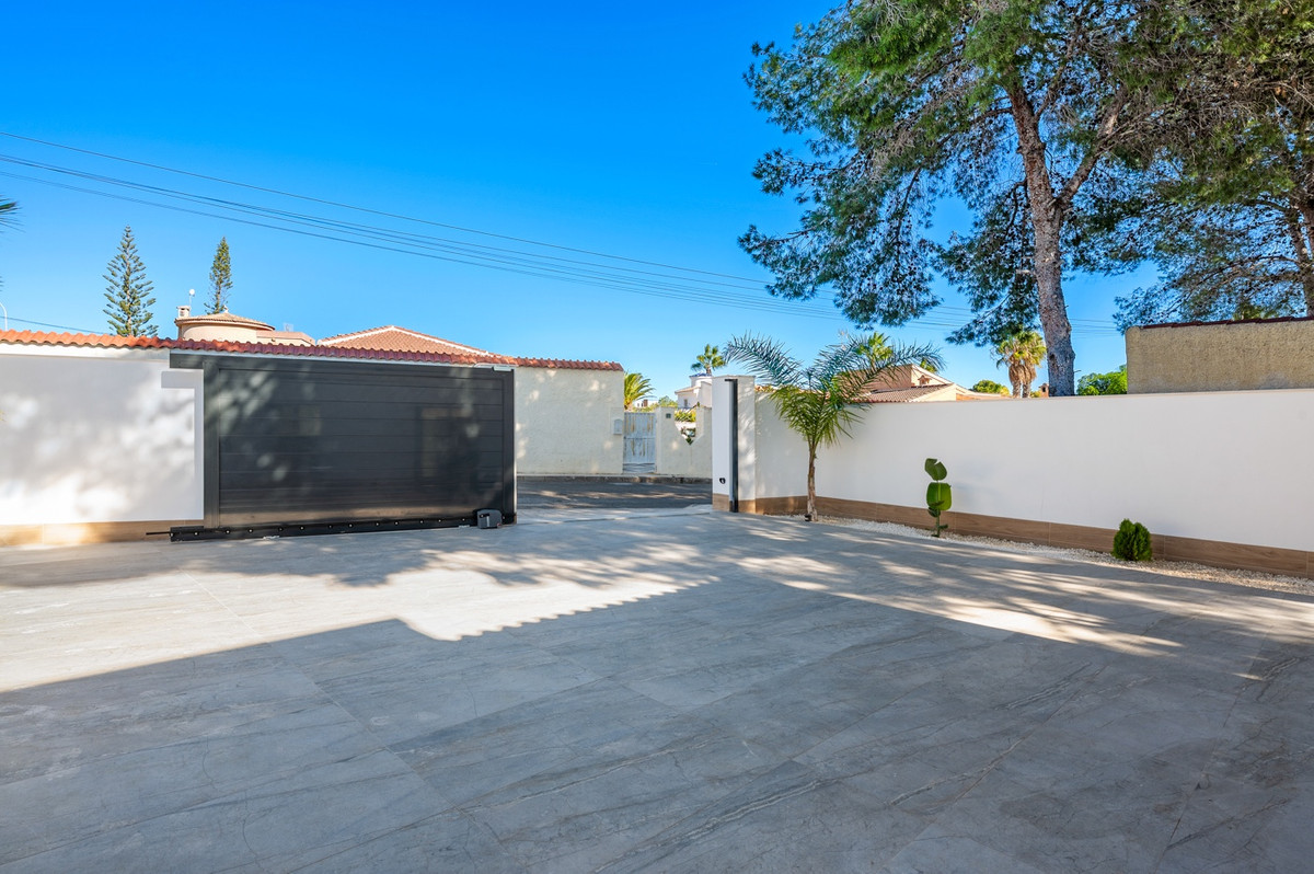 Se vende Villa - Chalet de 4 dormitorios en Costa Blanca, Alicante, España