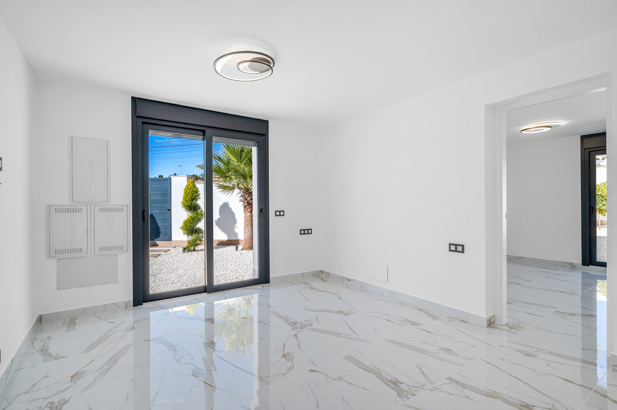 Se vende Villa - Chalet de 4 dormitorios en Costa Blanca, Alicante, España