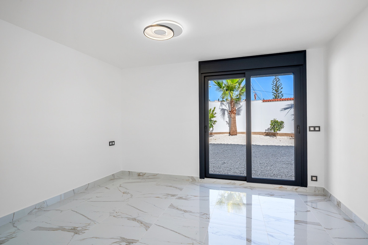 Se vende Villa - Chalet de 4 dormitorios en Costa Blanca, Alicante, España