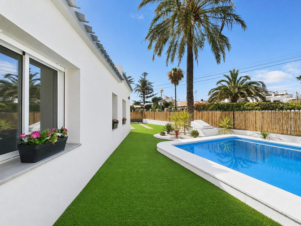 4 Bed Townhouse for sale in Punta Prima Costa Blanca, Alicante, Spain