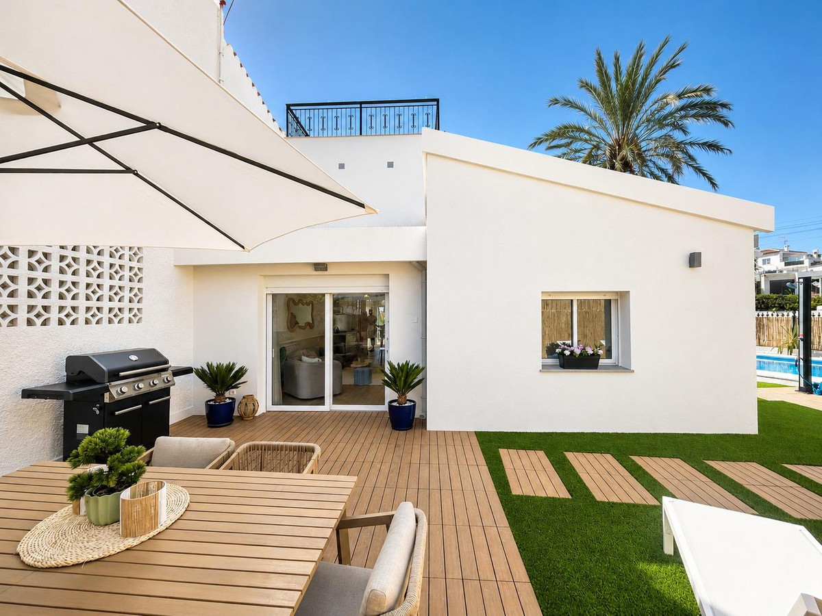 4 Bed Townhouse for sale in Punta Prima Costa Blanca, Alicante, Spain