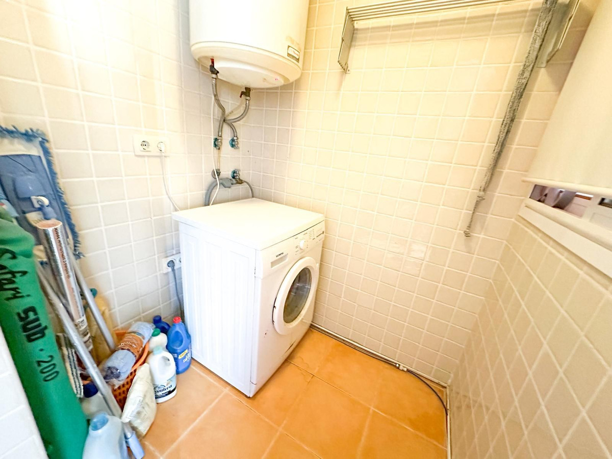 Se vende Apartamento Planta Media de 2 dormitorios en Costa Del Sol, Cadiz, España