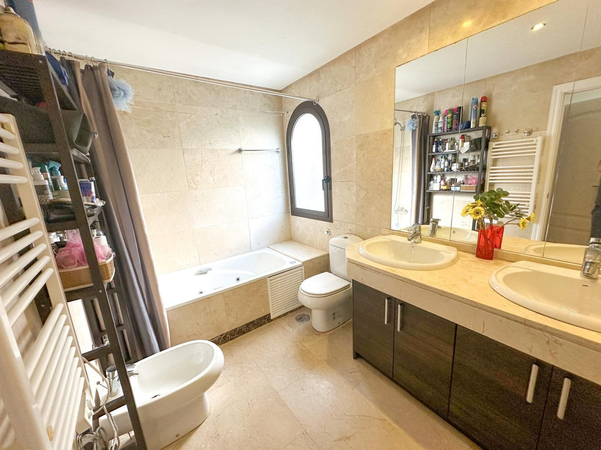 Se vende Apartamento Planta Media de 2 dormitorios en Costa Del Sol, Cadiz, España