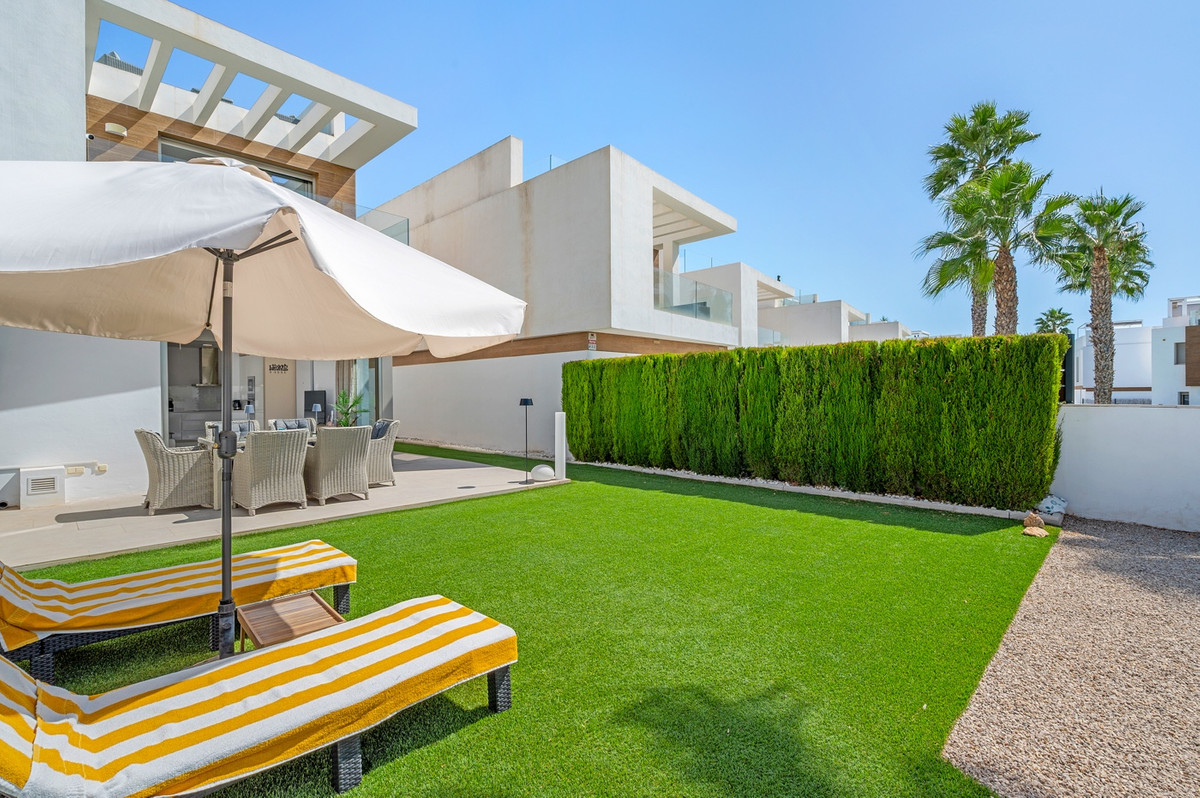 Se vende Villa - Chalet de 3 dormitorios en Costa Blanca, Alicante, España