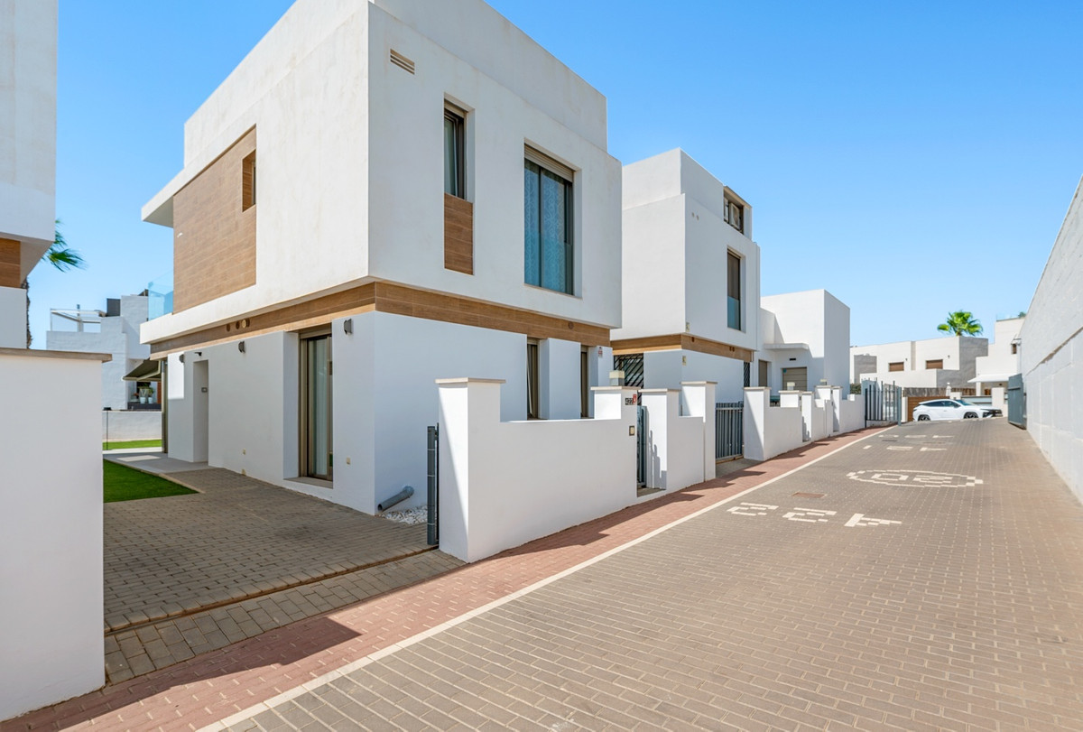 Se vende Villa - Chalet de 3 dormitorios en Costa Blanca, Alicante, España