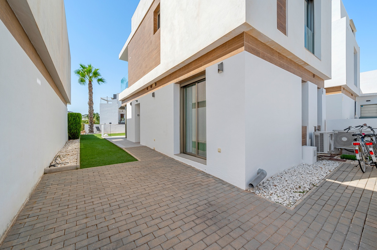 Se vende Villa - Chalet de 3 dormitorios en Costa Blanca, Alicante, España