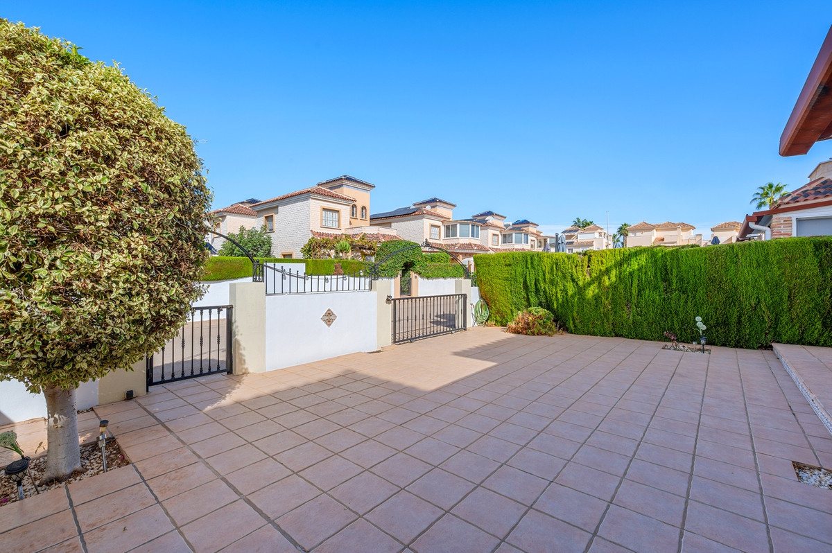 3 Bed Townhouse for sale in Guardamar Del Segura Costa Blanca, Alicante, Spain