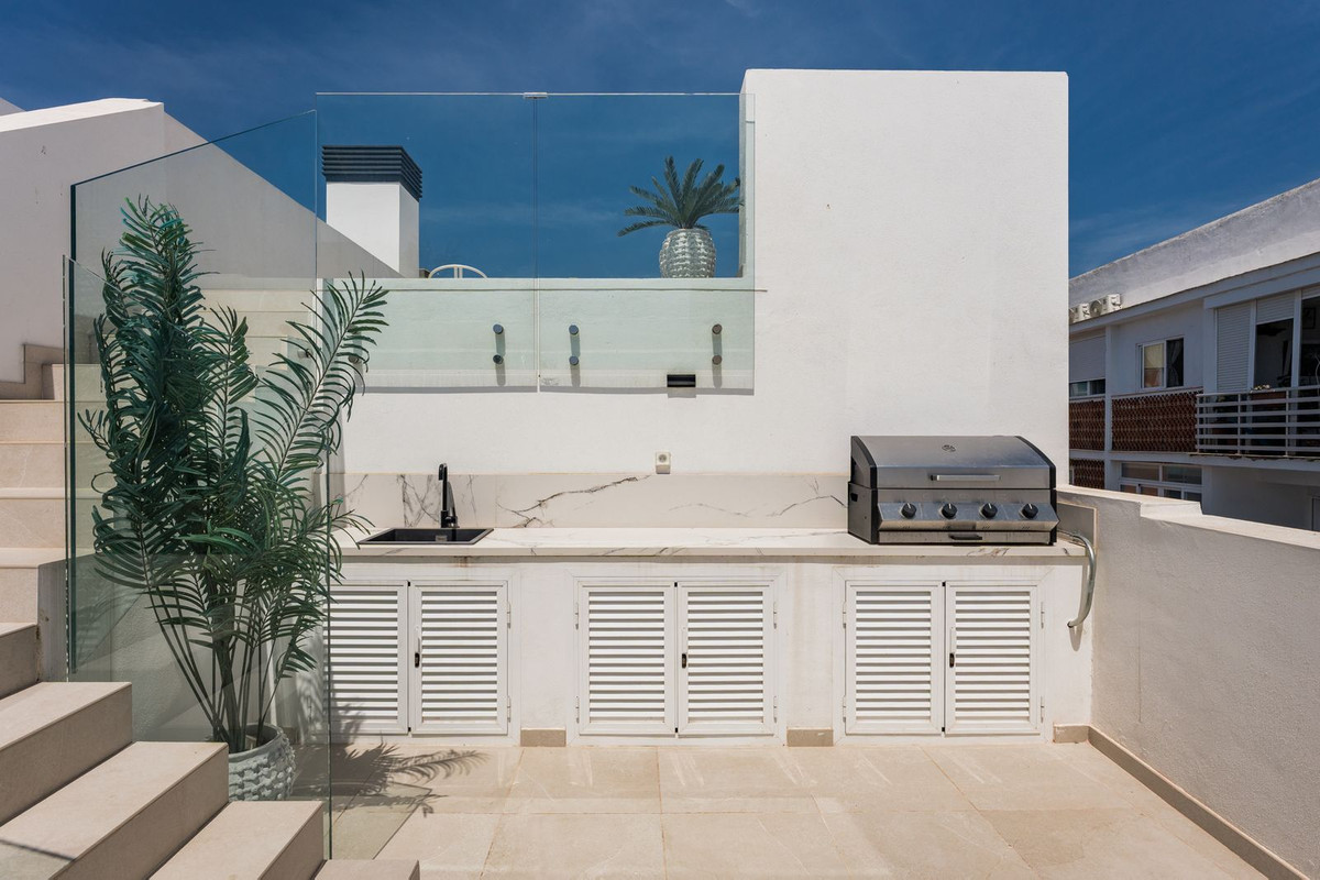 2 Bed Apartment for sale in Estepona Costa Del Sol, Málaga, Spain