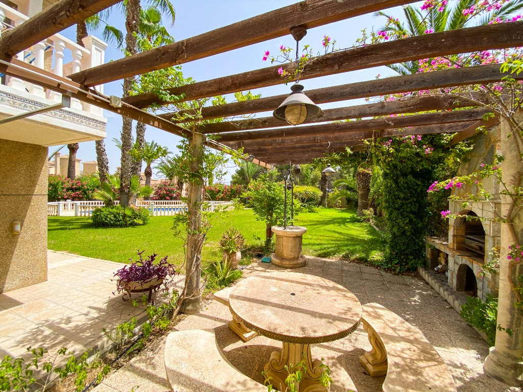 7 Bed Townhouse for sale in Villamartin Costa Blanca, Alicante, Spain