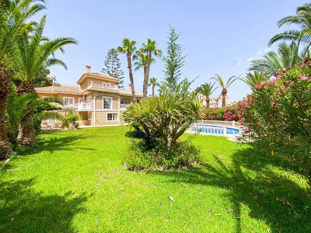 7 Bed Townhouse for sale in Villamartin Costa Blanca, Alicante, Spain