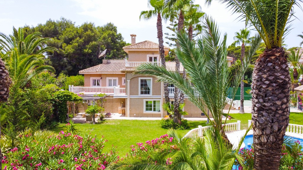 7 Bed Townhouse for sale in Villamartin Costa Blanca, Alicante, Spain