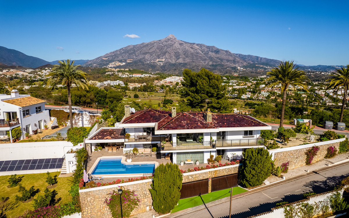 4 Bed Townhouse for sale in Nueva Andalucía Costa Del Sol, Málaga, Spain